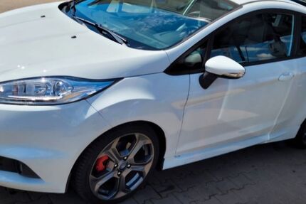 Ford Fiesta 138.000 km 9.790 &euro; Löhne 32584