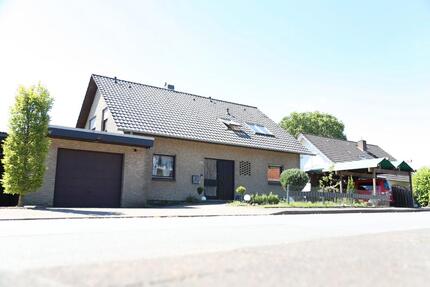 Haus Hüllhorst - 8 Zimmer, 216 m&sup2;, 290.000&euro; | Angebot:27006902