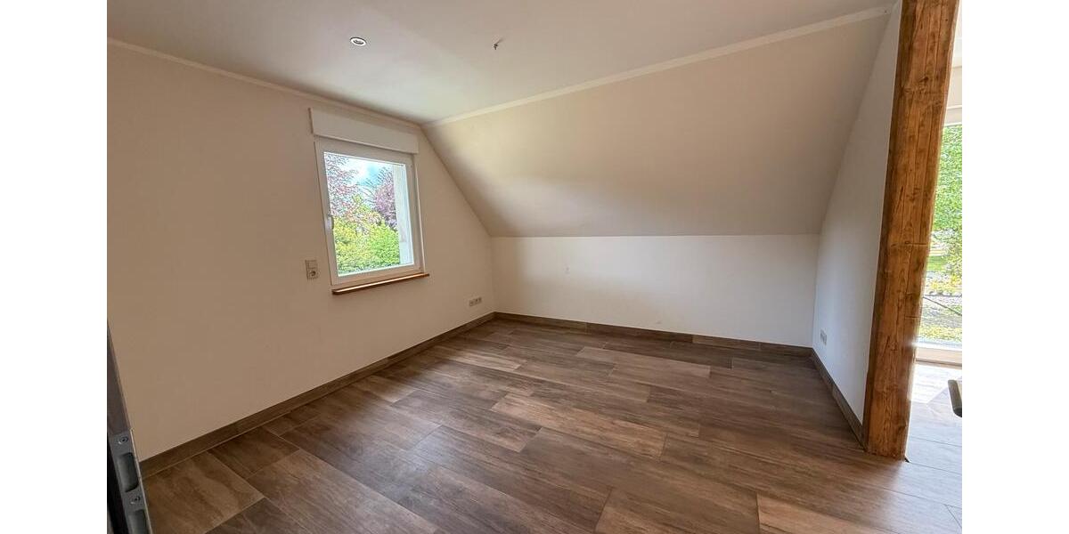 Maisonettenwohnung Hüllhorst - 8 Zimmer, 244 m&sup2;, 2.140&euro; | Angebot:26517468