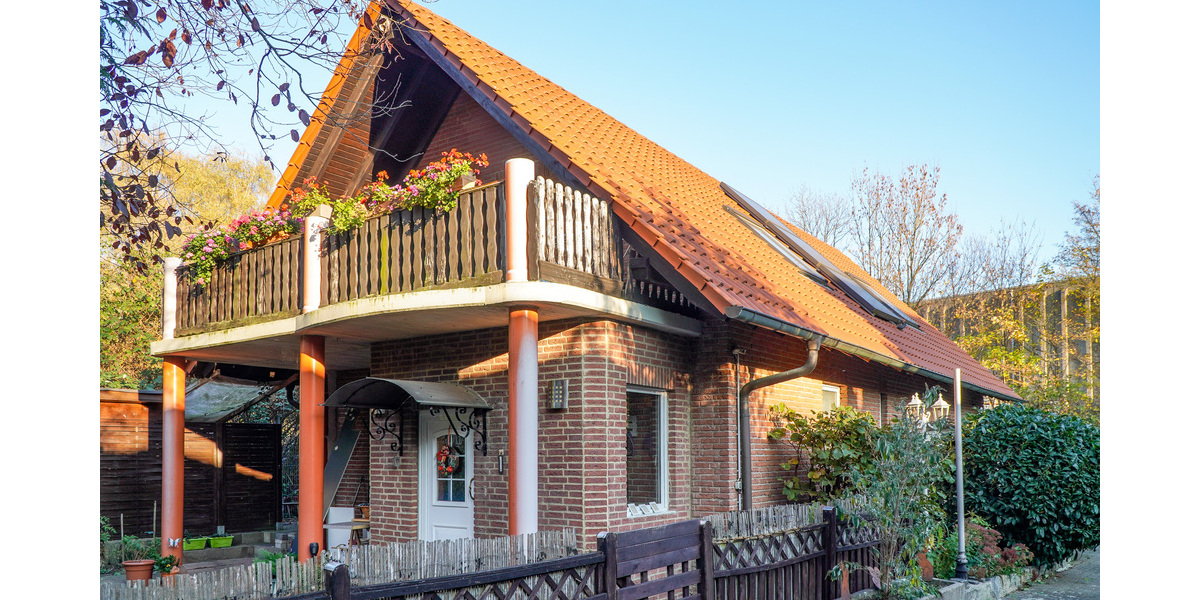 Gemütliches Einfamilienhaus mit Kamin, Doppelgarage und Erweiterungspotenzial - Einfamilienhaus Porta Westfalica | Angebot:19439640