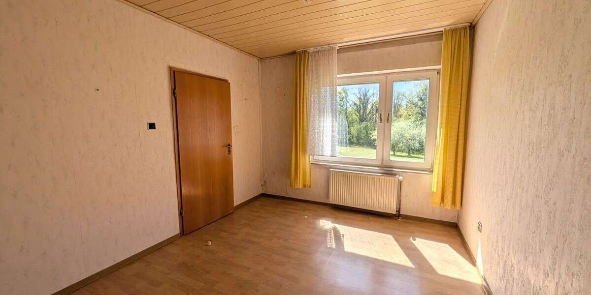 Großes Grundstück in Hüllhorst: Einfamilienhaus mit Potenzial zur Neugestaltung - Einfamilienhaus Hüllhorst | Angebot:27254362