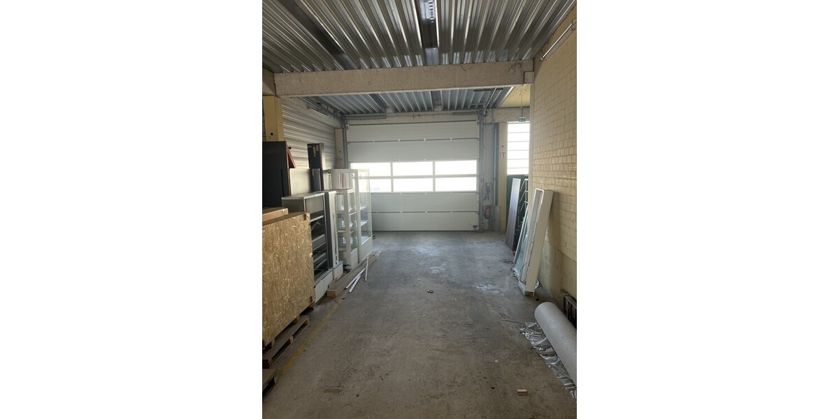 Lagerhalle mit überdachter Ladezone und großem Außenbereich. - Gewerbeobjekt Lübbecke | Angebot:20194036