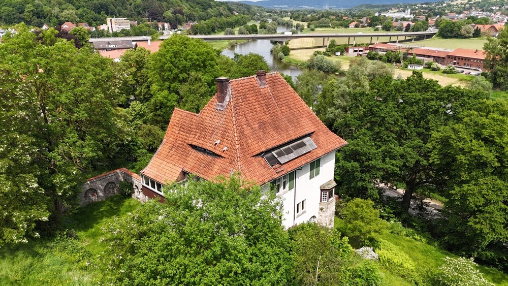 Denkmalgeschützte Fabrikantenvilla an der Weser – Parkgrundstück mit drei zusätzlichen Bauplätzen - Mehrfamilienhaus, Wohnhaus Vlotho | Angebot:26857223