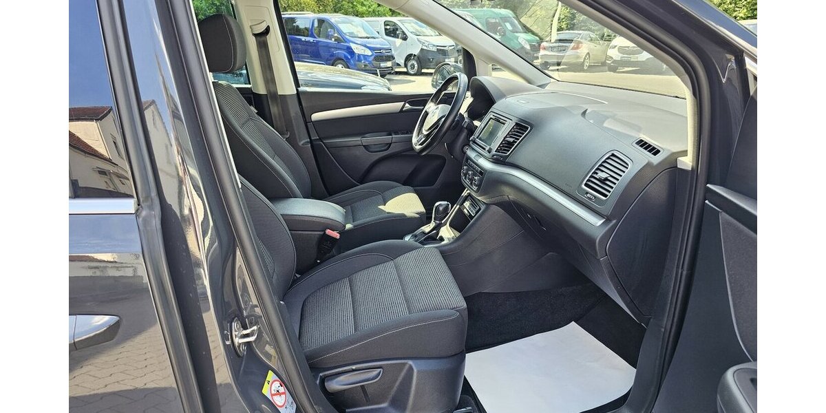 VW Sharan 2.0 TDI Comfortline NAVI AHK 7-Sitzer 101.405 km 22.990 &euro; Löhne 32584