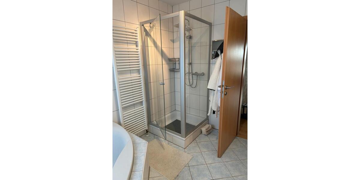 Etagenwohnung Enger - 4 Zimmer, 150 m&sup2;, 1.300&euro; | Angebot:26022700