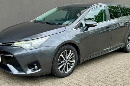 Toyota Avensis 208.000 km 7.990 &euro; Herford 32049