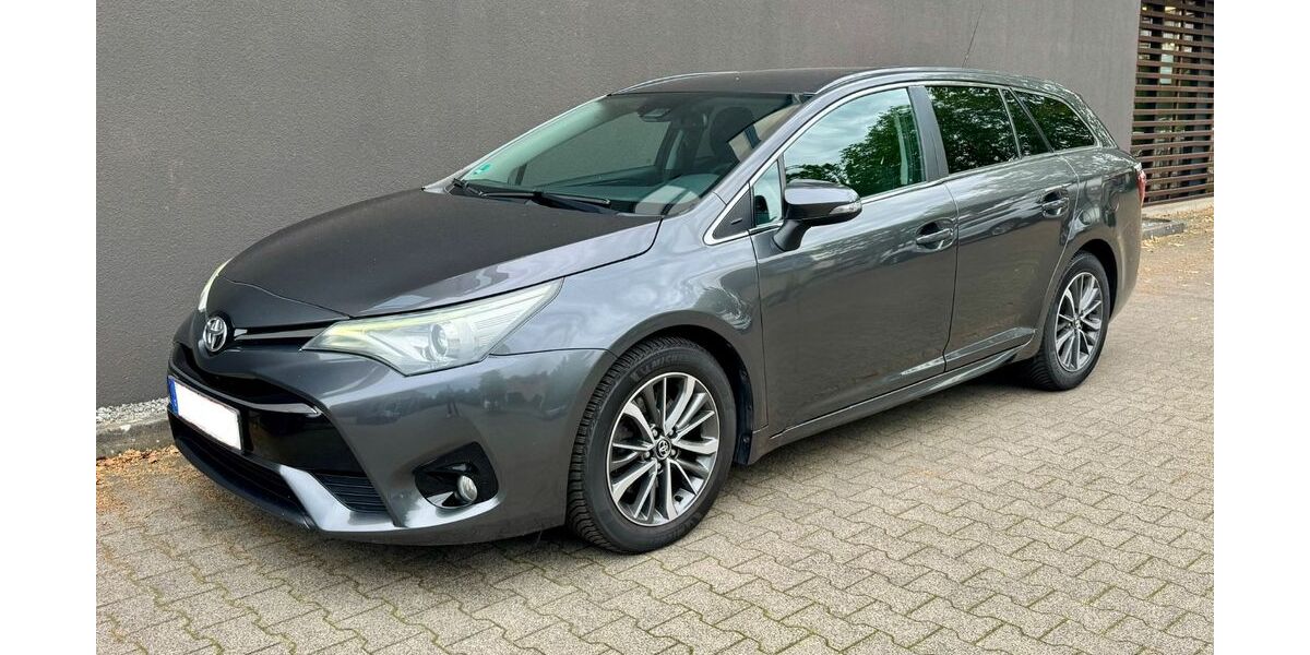 Toyota Avensis 208.000 km 7.990 &euro; Herford 32049