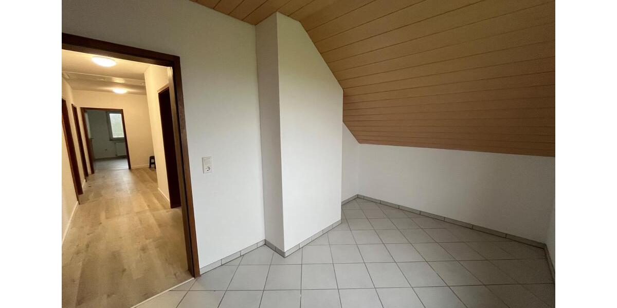 Dachgeschoßwohnung Porta Westfalica - 4 Zimmer, 85 m&sup2;, 670&euro; | Angebot:26621392