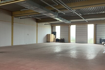 Lagerhalle mit überdachter Ladezone und großem Außenbereich. - Gewerbeobjekt Lübbecke | Angebot:20194036