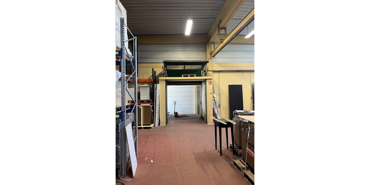 Lagerhalle mit überdachter Ladezone und großem Außenbereich. - Gewerbeobjekt Lübbecke | Angebot:20194036