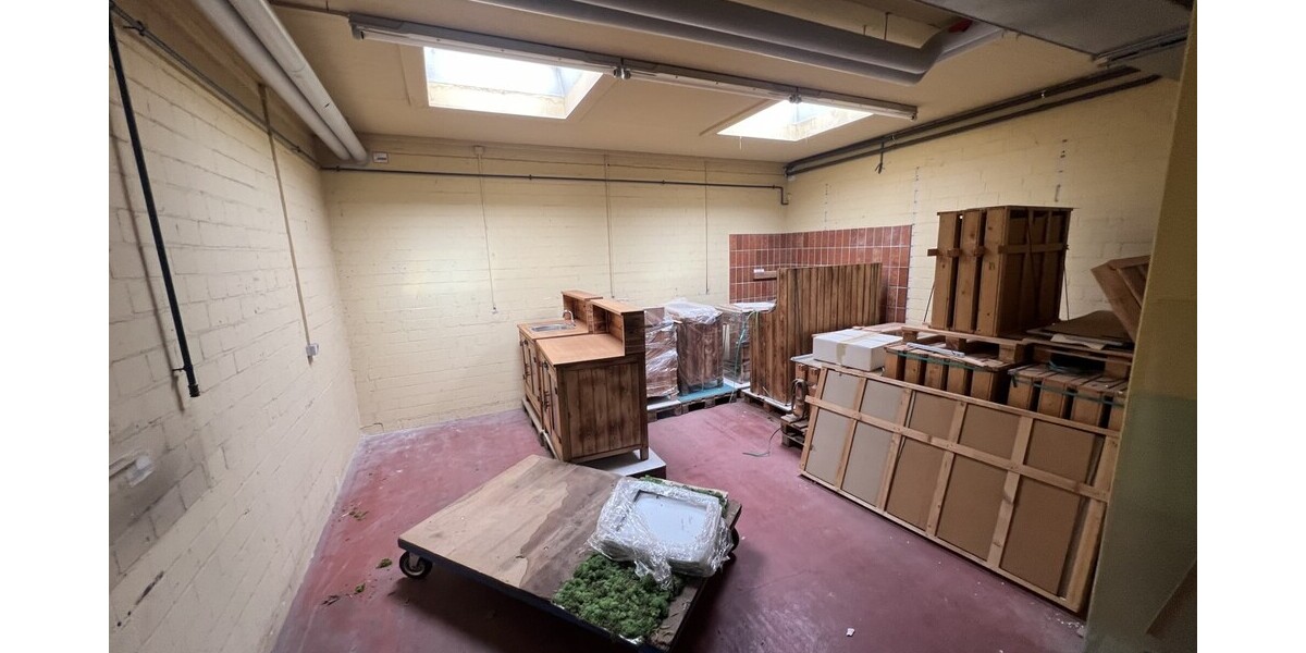 Lagerhalle mit überdachter Ladezone und großem Außenbereich. - Gewerbeobjekt Lübbecke | Angebot:20194036