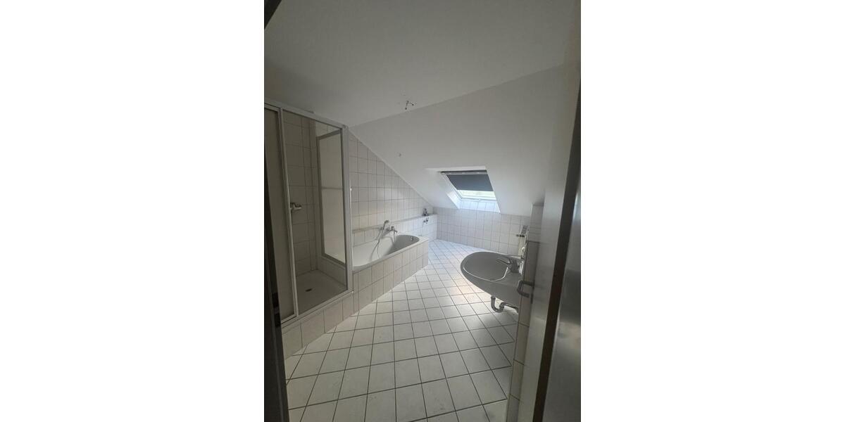 Dachgeschoßwohnung Lübbecke - 3 Zimmer, 100 m&sup2;, 800&euro; | Angebot:25256410