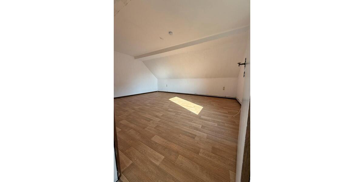 Dachgeschoßwohnung Stadthagen - 4 Zimmer, 110 m&sup2;, 600&euro; | Angebot:25450557