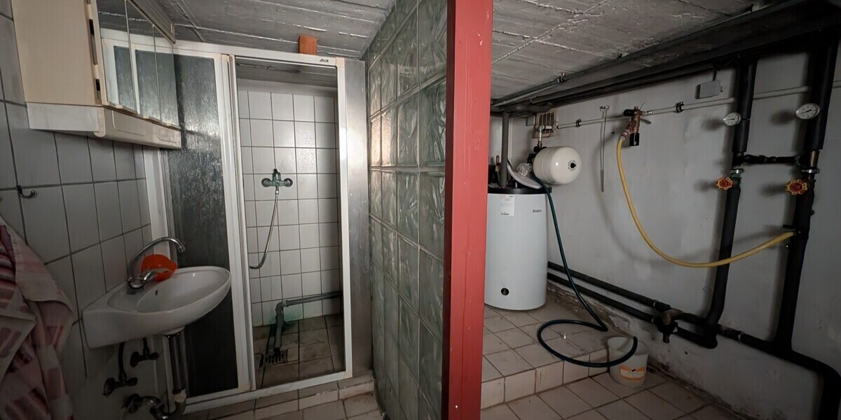 Großes Grundstück in Hüllhorst: Einfamilienhaus mit Potenzial zur Neugestaltung - Einfamilienhaus Hüllhorst | Angebot:26549649