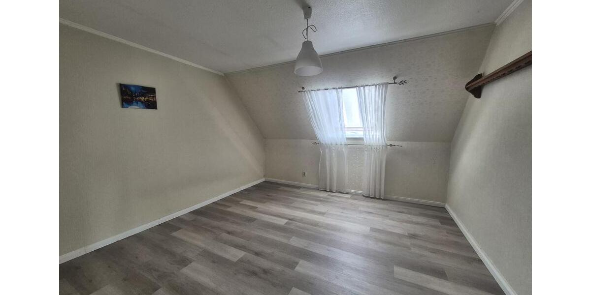 Dachgeschoßwohnung Lübbecke - 5 Zimmer, 190 m&sup2;, 950&euro; | Angebot:26232672