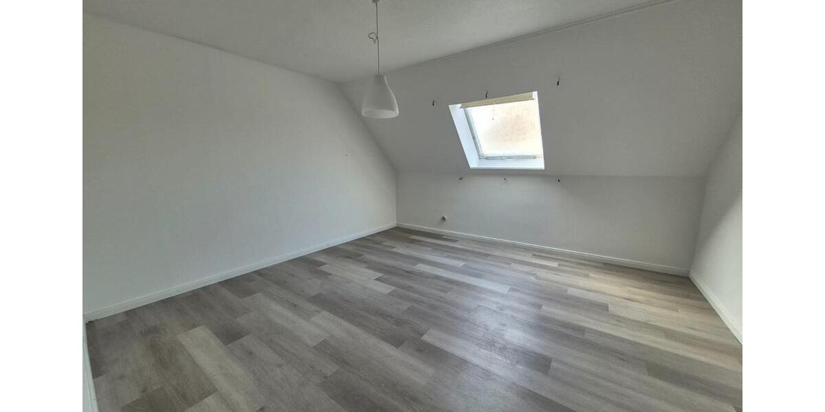 Dachgeschoßwohnung Lübbecke - 5 Zimmer, 190 m&sup2;, 950&euro; | Angebot:26232672