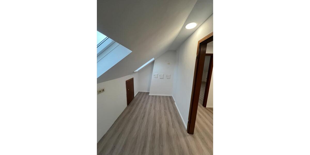 Dachgeschoßwohnung Dörentrup - 2.5 Zimmer, 68 m&sup2;, 460&euro; | Angebot:25054979